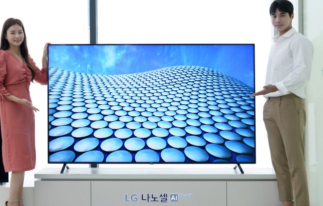 LG전자 모델들이 65형 화면에 8K 해상도를 구현한 나노셀 TV 신제품을 소개하고 있다.ⓒLG전자