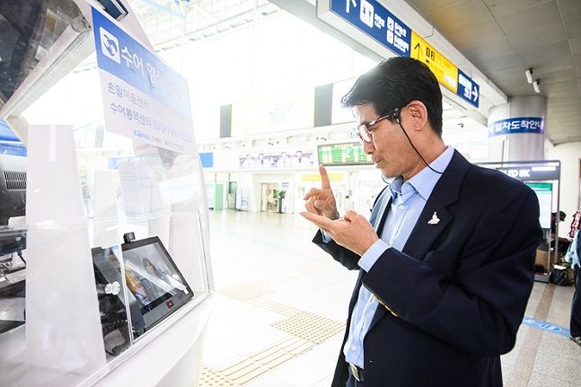 지난 25일 서울역에서 변승일 한국농아인협회장이 수어영상전화기로 수어통역센터 담당자와 시연통화를 하고 있다.ⓒ한국철도