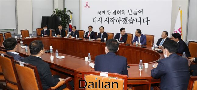 주호영 미래통합당 원내대표가 26일 오후 서울 여의도 국회에서 미래통합당 3선 이상 의원들과 만나고 있다. ⓒ데일리안 홍금표 기자