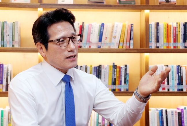 정 의원은 22일 김 의원과의 대담에서 "우리당(통합당)의 뿌리를 찾으려면 3당 합당 이후부터 찾아야 된다"고 말했다.ⓒ데일리안 박항구 기자