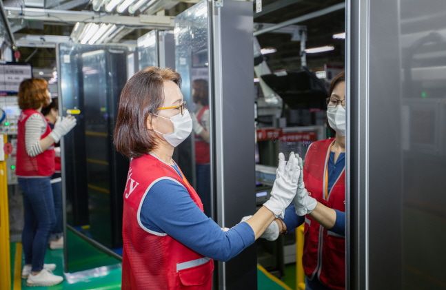 LG전자 직원이 25일 경남 창원 사업장에서 생산된 대용량 의류관리기 '트롬 스타일러 플러스'를 살펴보고 있다.ⓒLG전자