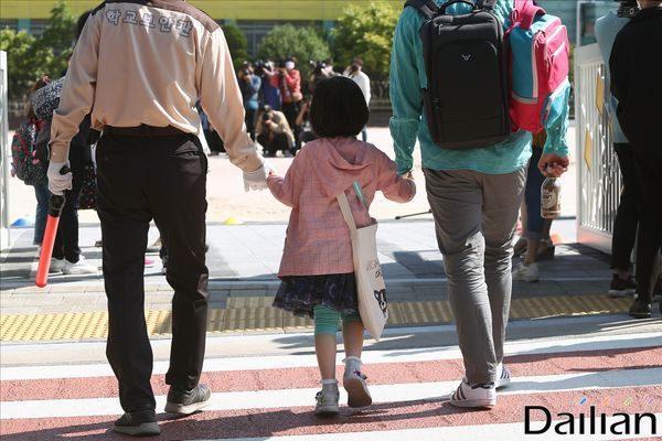 코로나19 사태로 미뤄진 초등학교 등교수업이 재개된 27일 오전 서울 성북구 월곡초등학교에서 마스크를 착용한 1, 2학년 학생들이 등교를 하고 있다. ⓒ데일리안 홍금표 기자