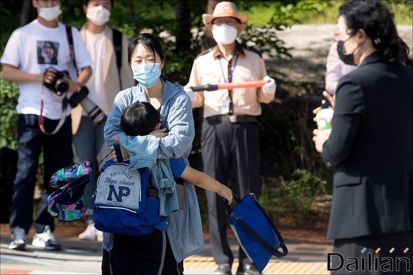 코로나19 사태로 미뤄진 초등학교 등교수업이 재개된 27일 오전 서울 성북구 월곡초등학교에서 마스크를 착용한 1, 2학년 학생들이 등교를 하고 있다. ⓒ데일리안 홍금표 기자