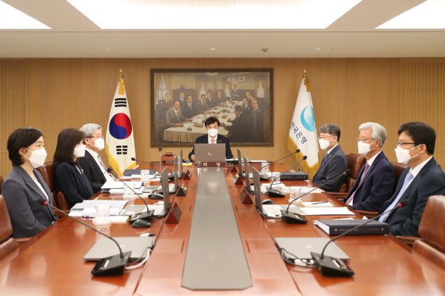 이주열(가운데) 한국은행 총재가 서울 중구 한국은행에서 열린 금융통화위원회를 주재하고 있다.ⓒ한국은행