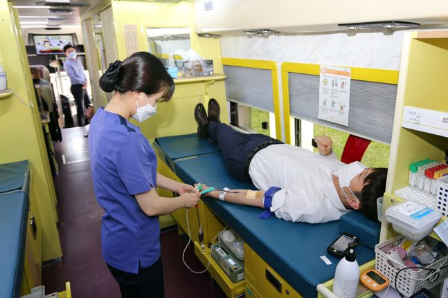 용산구 본사 앞에 마련된 대한적십자사 헌혈차량에서 직원들이 헌혈을 하고 있다.ⓒ신동아건설