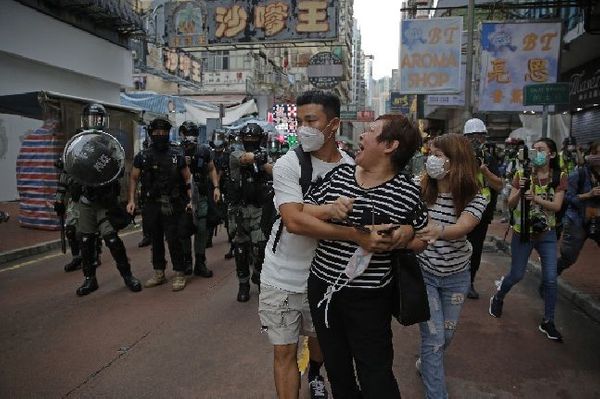 27일(현지시간) 홍콩 몽콕에서 한 여성이 시위 지역에 접근하지 말라는 경찰의 경고에 언성을 높이며 말다툼을 하고 있다(자료사진). ⓒ홍콩=AP/뉴시스