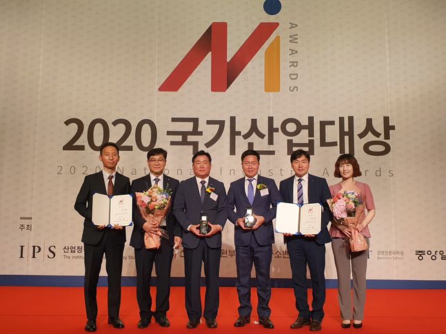 한국서부발전 엄경일 발전운영처장(좌측 네번째)과 김향기 안전품질처장(좌측 세번째) 및 직원들이 ‘2020 국가산업대상’ 환경경영·제조품질 부문 대상을 수상하고 기념 촬영을 하고 있다.ⓒ한국서부발전