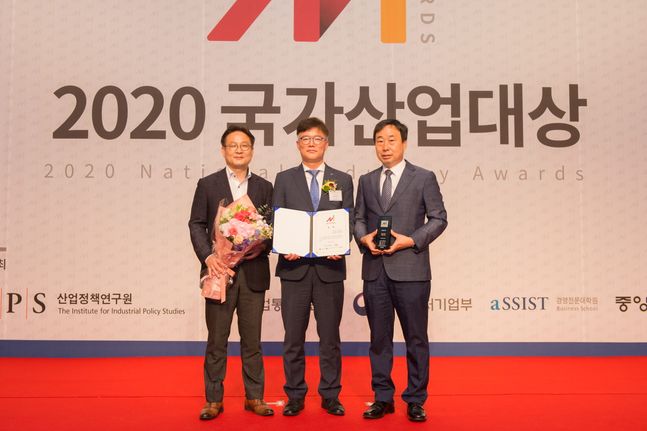 김환용 가스공사 상생협력본부장(가운데)이 28일 서울 스위스그랜드호텔에서 열린 '2020 국가산업대상' 시상식에서 기념촬영을 하고 있다.ⓒ한국가스공사