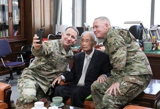 로버트 에이브럼스 주한미군사령관(왼쪽)이 2019년 한국 나이로 100세 생일을 맞이한 백선엽 장군(예비역 대장) 생일 하루 전날, 서울 용산구 전쟁기념관 백 장군의 사무실을 방문해 함께 기념촬영 하고 있다. ⓒ주한미군 SNS