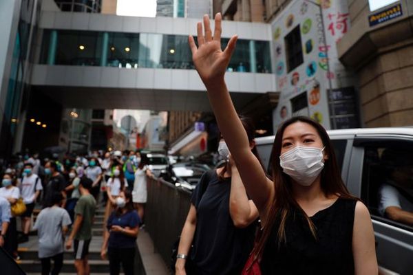 27일 홍콩 입법부 앞에서 한 여성이 다섯 가지 요구사항을 의미하는 손가락을 펴 보이며 시위에 참여하고 있다. ⓒ뉴시스