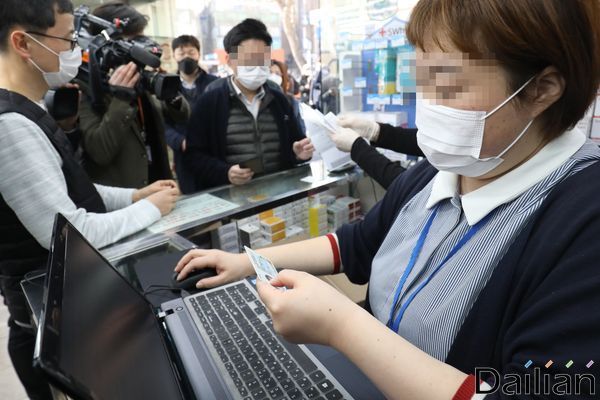지난 3월 공적 마스크 구매 5부제 시행 직후 서울 시내 약국에서 시민들이 마스크를 구매하는 모습.ⓒ데일리안 류영주 기자
