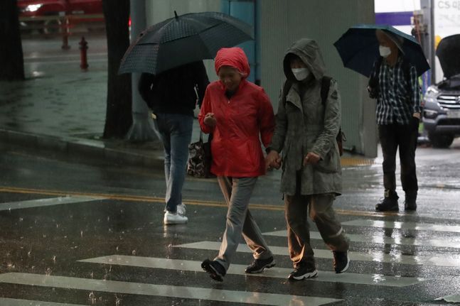 지난 18일 오후 서울 종로구의 한 거리에 시민들이 우산을 쓰고 발걸음을 옮기고 있다.ⓒ데일리안 류영주 기자