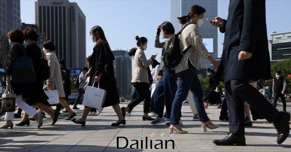 서울 종로구 광화문네거리에서 시민들이 길을 지나고 있다(자료사진). ⓒ데일리안 홍금표 기자