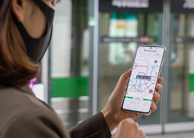 SK텔레콤은 ‘T map 대중교통’ 앱 업데이트를 통해 지하철 열차 혼잡 예측 정보를 국내 최초로 제공한다고 3일 밝혔다. 사진은 SK텔레콤 직원이 해당 앱을 소개하고 있는 모습.ⓒSK텔레콤