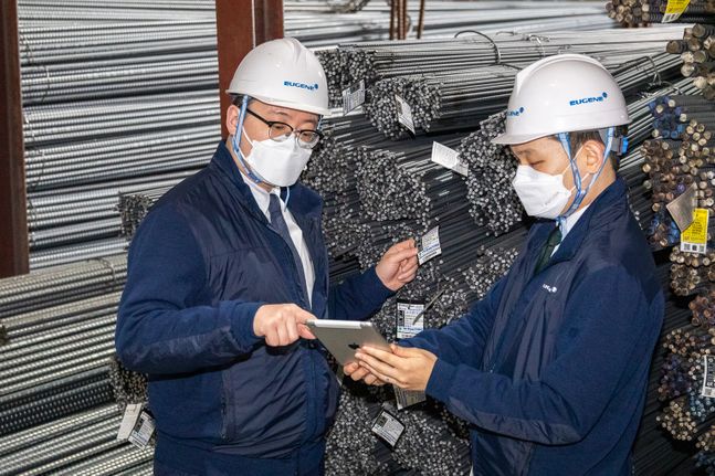 유진기업의 직원들이 중소 협력사에서 철근 제품의 품질을 검수하고 있다.ⓒ유진기업