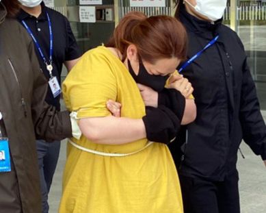 의붓아들을 여행용 가방에 가둬 의식불명 상태에 빠트린 혐의로 긴급체포 된 여성이 지난 3일 오후 영장실질심사를 받기 위해 대전지원 천안지원으로 향하고 있다.ⓒ뉴시스