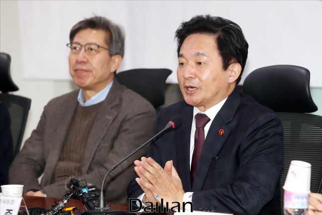 원희룡 제주도지사(오른쪽, 자료사진) ⓒ데일리안 박항구 기자