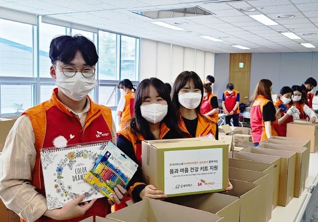 SK머티리얼즈 직원들이 지난 5월 경북 영주 본사에서 취약 계층 아동을 위한 건강 키트를 만드는 자원봉사 활동을 진행하고 있다.ⓒSK머티리얼즈