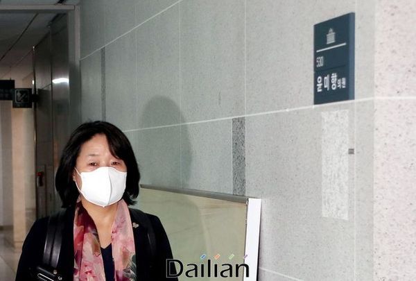 윤미향 더불어민주당 의원이 4일 오전 국회 의원회관 의원실로 출근을 하고 있다. ⓒ데일리안 박항구 기자