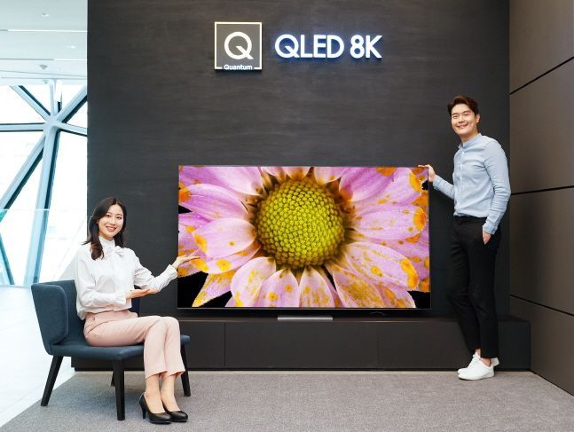 삼성전자 모델들이 삼성 프리미엄 스토어 갤러리아 광교점에서 2020년형 QLED 8K TV 85형 QT950S 신제품을 소개하고 있다.ⓒ삼성전자