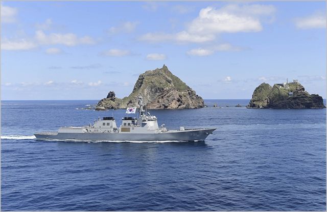 동해영토수호훈련이 전격 개시된 2019년 8월 25일 이지스 구축함 세종대왕함을 비롯한 해군 함정들이 독도 앞 해상을 항해하고 있다. (자료사진)ⓒ국방부