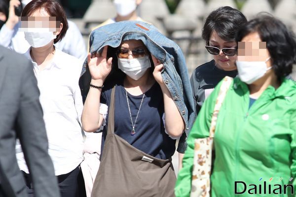 서울의 낮 최고기온이 28도까지 오르며 초여름 날씨를 보인 6일 오후 서울 종로구 광화문광장에 시민들이 마스크를 쓴 채 발걸음을 옮기고 있다.﻿ⓒ데일리안 류영주 기자
