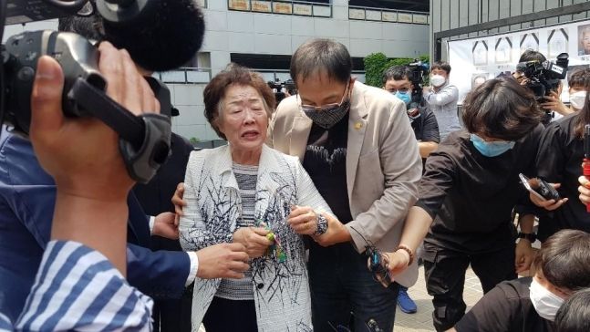 6일 오전 일본군 위안부 피해자 추모제가 열린 대구 희움역사관에서 이용수 할머니가 울며 자리를 뜨고 있다.ⓒ연합뉴스