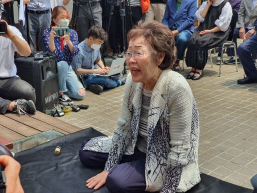 이용수 할머니가 6일 대구 중구 희움일본군위안부역사관에서 열린 ‘대구·경북 일본군 위안부 피해자 추모의 날’ 행사에서 고인이 되신 할머니들에게 발언하고 있다.ⓒ연합뉴스