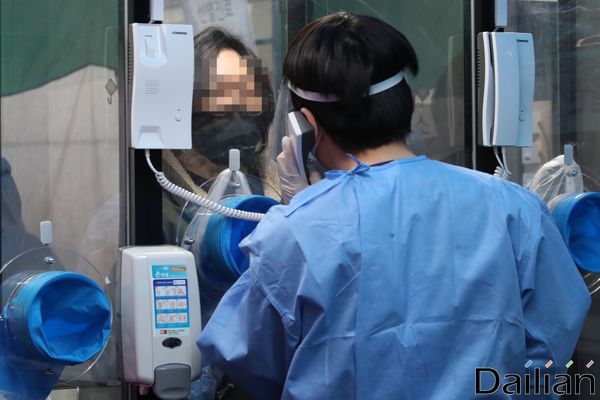 서울 관악구 에이치플러스 양지병원에서 의료진들이 코로나19 감염 안전 진료 부스를 이용해 검진하고 있다.ⓒ데일리안 류영주 기자
