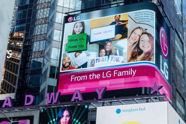 LG전자는 4일(현지시간)부터 미국 뉴욕 타임스스퀘어에 있는 LG전자 전광판에 미국법인 임직원들이 직접 만든 ‘땡큐(Thank You)’ 메시지를 보여주고 있다. 이 콘텐츠를 통해 코로나19 극복을 위해 헌신하는 많은 분들에게 고마운 마음을 표현하고 있다.ⓒLG전자