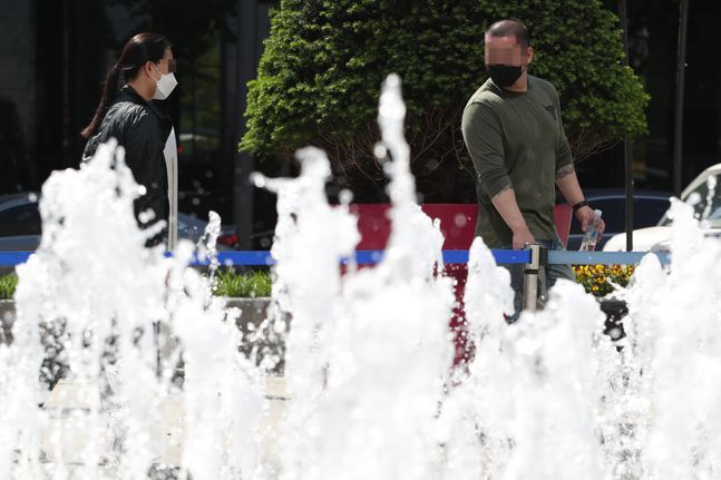 초여름 날씨. 서울 종로구 광화문광장에 시민들이 마스크를 쓴 채 발걸음을 옮기고 있다.ⓒ데일리안 류영주 기자