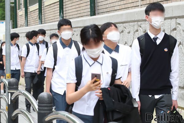 학생들이 마스크를 쓰고 등교하고 있다.ⓒ데일리안 류영주 기자