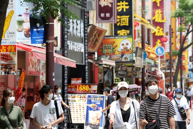 일본 도쿄 인근 요코하마 차이나타운에서 코로나19 예방을 위해 마스크를 쓴 사람들이 걷고 있다.ⓒAP/뉴시스