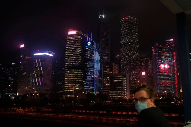 홍콩에서 한 남성이 마스크를 쓴 채 야경을 보고 있다.ⓒAP/뉴시스