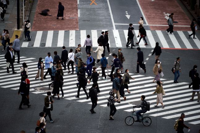 일본 도쿄에서 마스크를 쓴 시민들이 횡단보도를 건너고 있다.ⓒAP/뉴시스