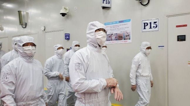 이재용 삼성전자 부회장이 지난달 18일 중국 산시성 시안 반도체 사업장에서 현지 임직원들과 제품 생산 라인을 살펴보고 있다.ⓒ삼성전자