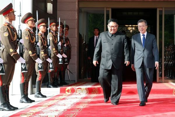 문재인 대통령과 김정은 북한 국무위원장이 2018년 5월 26일 오후 2차 남북정상회담을 가진 후 밝은 표정으로 회담장을 나서고 있다. ⓒ청와대