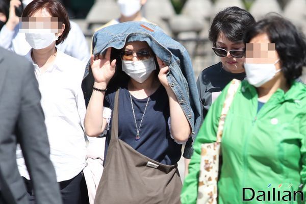 서울의 낮 최고기온이 33도까지 오른 가운데 서울 종로구 광화문광장에 시민들이 마스크를 쓴 채 발걸음을 옮기고 있다.(자료사진) ⓒ데일리안 류영주 기자