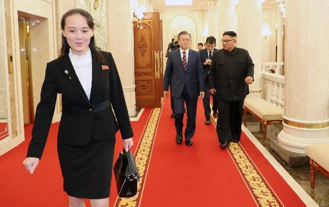 문재인 대통령과 김정은 북한 국무위원장 앞에서 걷고 있는 김여정 당 중앙위 제1부부장(자료사진) ⓒ평양사진공동취재단