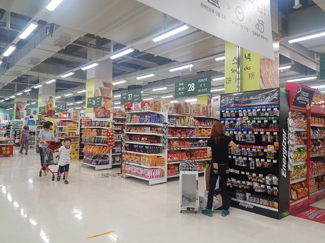서울의 한 대형마트에서 소비자가 장을 보고 있다. ⓒ임유정 기자