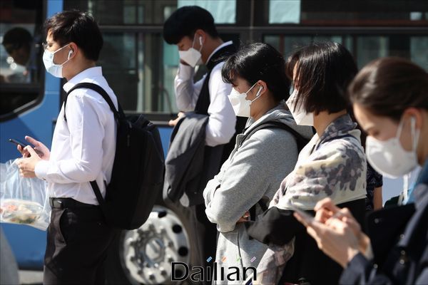 서울 종로구 광화문네거리에서 마스크를 착용한 시민들이 보행자 신호를 기다리고 있다(자료사진).ⓒ데일리안 홍금표 기자
