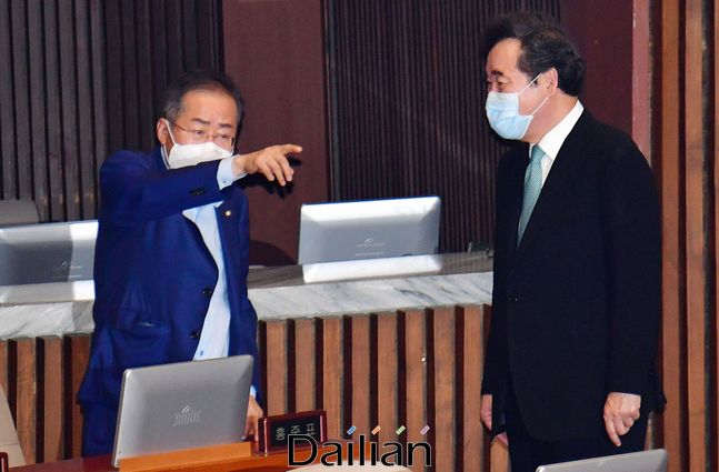 이낙연 더불어민주당 의원과 홍준표 무소속 의원이 10일 오후 열린 국회 본회의에서 대화를 하고 있다.(자료사진) ⓒ데일리안 박항구 기자