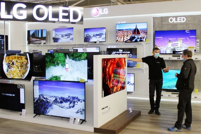 리투아니아 카우나스(Kaunas)市에 위치한 가전 매장을 찾은 고객이 LG 올레드 갤러리 TV를 둘러보고 있다.ⓒLG전자