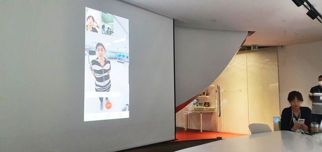 인텔 관계자들(영상통화 화면에서 오른쪽 위)이 15일 KT ‘비대면(언택트) 연구개발(R&D) 전시 투어’에 참여해 도슨트의 기술 시연을 관람하고 있는 모습.ⓒ데일리안 김은경 기자