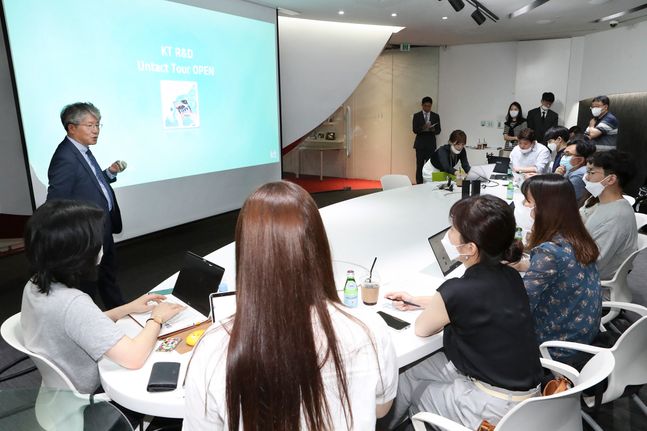 홍경표 KT 융합기술원장 전무가 15일 서울 서초구 우면동 KT 연구개발센터에서 ‘비대면(언택트) 연구개발(R&D) 전시 투어’ 취지에 대해 설명하고 있다.ⓒKT
