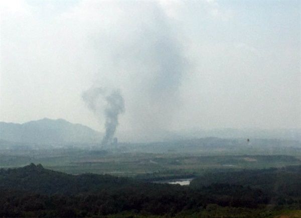 북한이 16일 오후 2시49분 개성 공동연락사무소 청사를 폭파한 것으로 알려진 가운데 검은 연기가 피어 오르고 있다.ⓒ연합뉴스