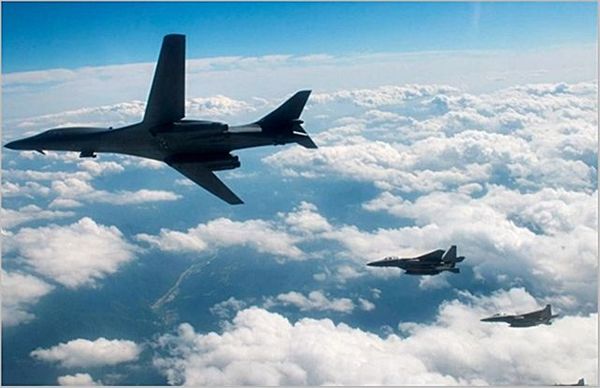 미국의 핵심 전략무기 초음속 폭격기 ‘B-1B 랜서’와 스텔스 전투기 ‘F-35B’가 지난해 8월 한반도 상공을 비행하고 있다(자료사진). ⓒ연합뉴스