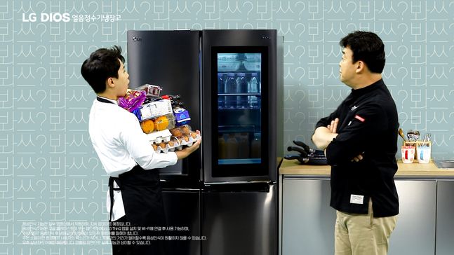 LG전자가 지난 20일 공개한 LG 디오스 얼음정수기냉장고 광고에서 방송인 백종원씨와 양세형씨가 신기능을 소개하고 있다.ⓒLG전자