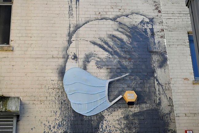 네덜란드 화가 요하네스 베르메르의 '진주 귀걸이를 한 소녀'에서 영감을 얻어 그려진 영국 브리스틀 거리 벽화에 마스크가 덧그려져 있다.ⓒ뉴시스