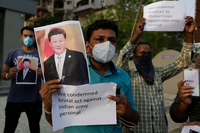 16일(현지시간) 인도 아마다바드에서 반중국 시위에 참여한 시위대가 시진핑 중국 국가주석 사진을 들고 시위하고 있다.ⓒ뉴시스
